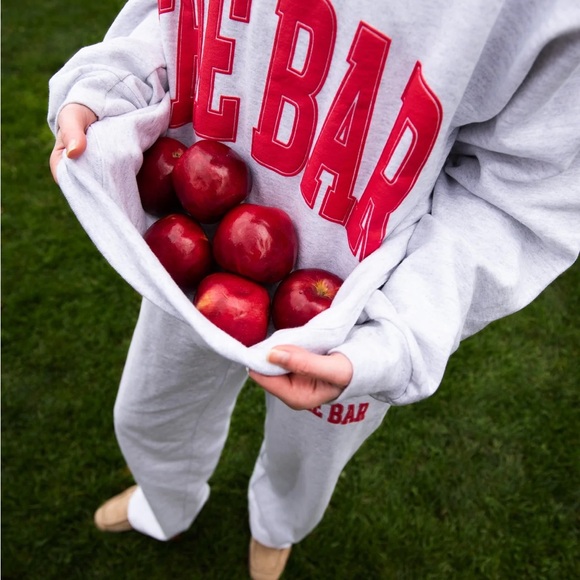VARSITY SWEATSHIRT LT HEATHER GREY/BIG APPLE RED - Picture 3 of 4